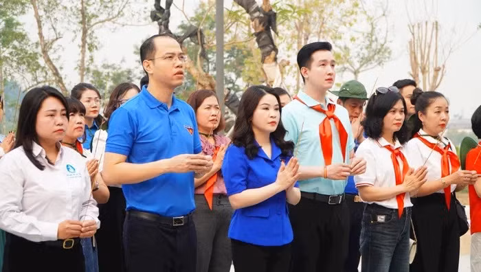 Đoàn đại biểu tuổi trẻ Thủ đô dâng hương tại các địa danh lịch sử ở Điện Biên.