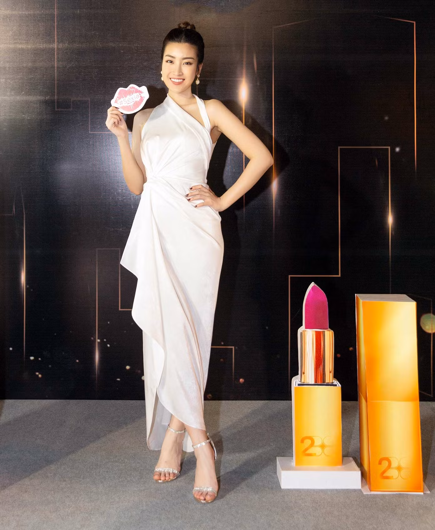Hoa hậu Mỹ Linh làm MC trong chương trình chào xuân cho công nhân ảnh 7