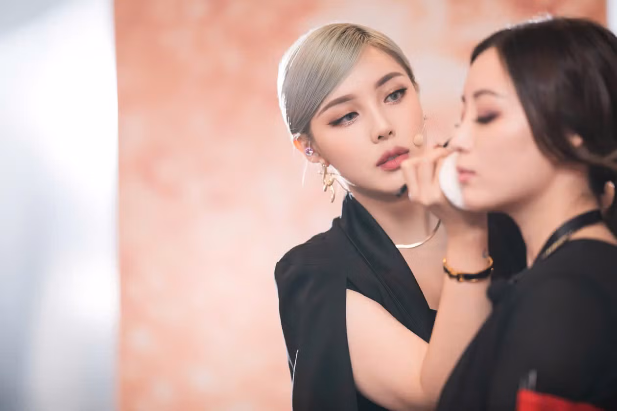 Người chơi sẽ được các chuyên gia tư vấn để trở nên cuốn hút hơn. (Ảnh minh họa: Hypebae)