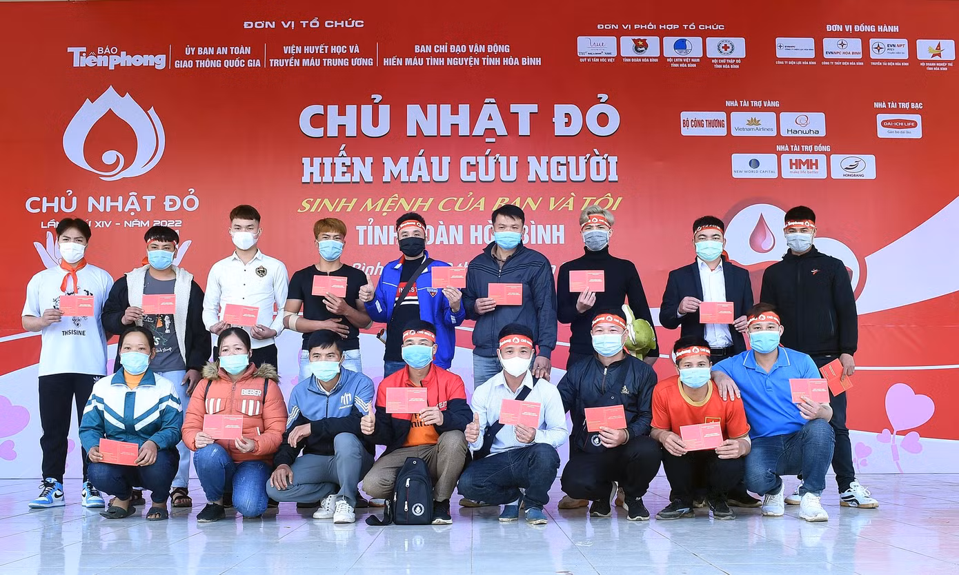 Hơn 20 bạn trẻ xóm Thung (xã Suối Hoa, huyện Tân Lạc) đã cùng tề tựu tại chương trình để thực hiện nghĩa cử cao đẹp hiến máu cứu người. Bùi Minh Hiếu (SN 1988) là một trong số bạn trẻ xóm Thung, hiện làm công nhân điện tử, cho biết bắt đầu hiến máu từ khi tham gia môi trường quân ngũ và đến nay đã hiến 16 lần.
