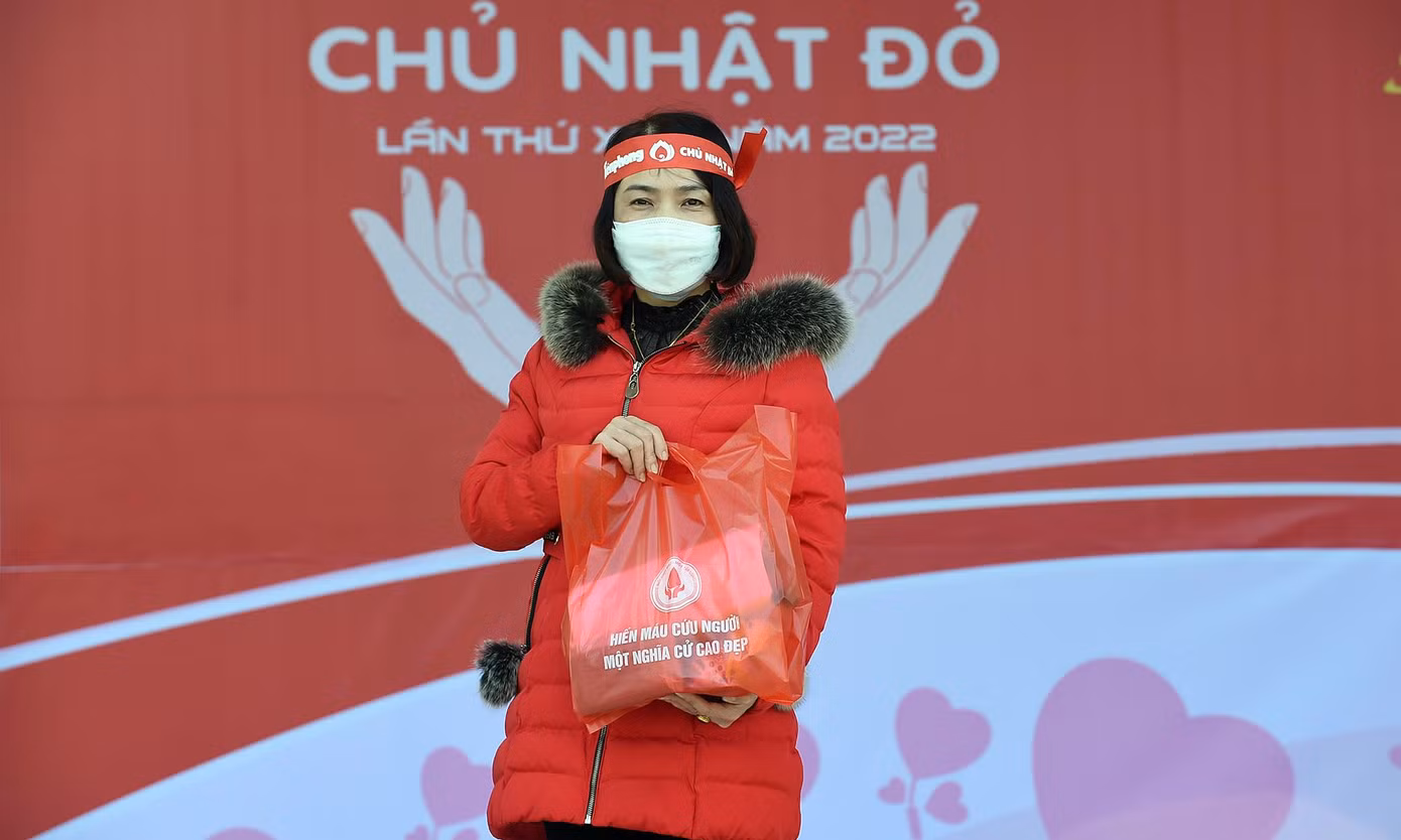 Cô giáo Trần Thị Phương (SN 1973, Trường Tiểu học Trần Quốc Toản - TP Hòa Bình) lần thứ 5 hiến máu, là lần thứ hai đến với chương trình Chủ nhật Đỏ. Chị Phương cho hay, từng làm công tác Đoàn, Tổng phụ trách Đội nên rất ủng hộ phong trào do Đoàn tổ chức, phát động, hoạt động thiện nguyện vì cộng đồng, nhất là hiến máu cứu người. "Giáp Tết Nguyên đán là thời điểm các bệnh viện rất cần máu để điều trị, cấp cứu, do đó tôi mong muốn được sẻ chia, góp sức cùng cộng đồng giảm tải áp lực về máu điều trị, mang tới niềm hy vọng cho những người bệnh", chị Phương nói.