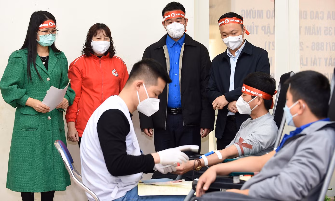 Đại diện Ban Tổ chức, anh Phạm Tuấn Anh - Ủy viên Ban Chấp hành T.Ư Đoàn, Phó Trưởng Ban Thanh niên báo Tiền Phong; anh Nguyễn Duy Tư - Phó Bí thư Tỉnh Đoàn Hòa Bình thăm, động viên các tình nguyện viên hiến máu trong chương trình.