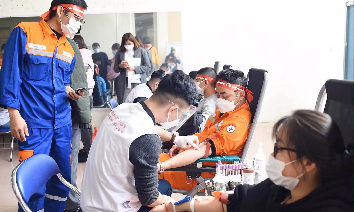 Ngay từ sáng sớm, đoàn viên thanh niên và người dân Hòa Bình đã có mặt tại Trung tâm hoạt động Thanh thiếu niên (TP Hòa Bình) để đăng ký và khám sàng lọc sức khỏe trước khi hiến máu.