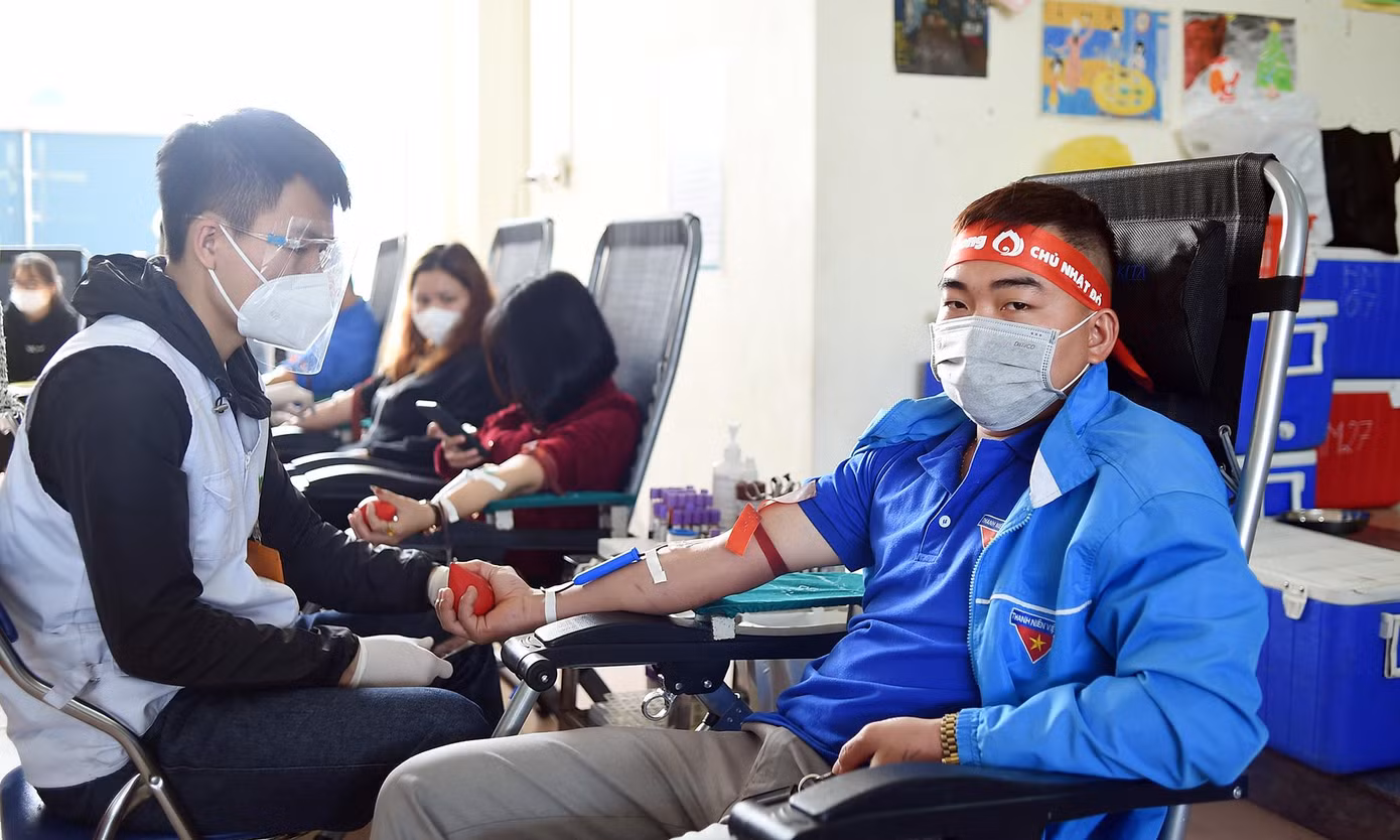 Bùi Đức Mạnh (SN 1996, xã Tuân Đạo huyện Lạc Sơn) hiện mở xưởng nhôm kính tại gia đình, dậy từ 5h sáng đi xe máy xuống huyện hơn 30km để nhập đoàn của huyện, rồi vượt quãng đường xa hơn về thành phố tham gia Chủ nhật Đỏ. Anh chia sẻ: "Quãng đường có xa nhưng không khó nhọc bằng những người bệnh đang hàng ngày chữa trị, nhất là trong dịp Tết Nguyên đán. Đây là lần thứ 5 tôi tham gia hiến máu không chỉ để bản thân cải thiện sức khỏe, quan trọng hơn có thể góp sức để những người bệnh cần máu điều trị khỏe hơn và ở lại với cuộc đời". Lần hiến máu này, anh tiếp tục hiến 350ml.