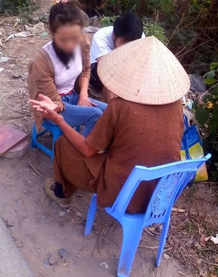 Không cần lôi kéo hay mời chào như các hàng bói dạo khác, bà cụ vẫn luôn đông khách. Nhất là các bạn trẻ