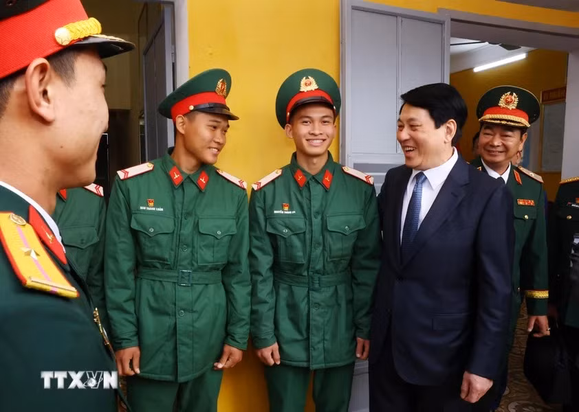 Chủ tịch nước Lương Cường với cán bộ, chiến sĩ Lữ đoàn 241, Quân đoàn 12. (Ảnh: Lâm Khánh TTXVN)