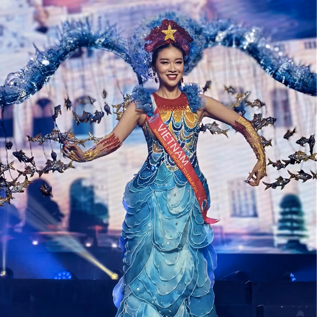 Đại diện Việt Nam - Vũ Quỳnh Trang dừng chân ở top 10 chung cuộc và nhận giải thưởng phụ Hoa hậu Đại sứ Du lịch Đông Nam Á cùng giải Trang phục dân tộc đẹp nhất.
