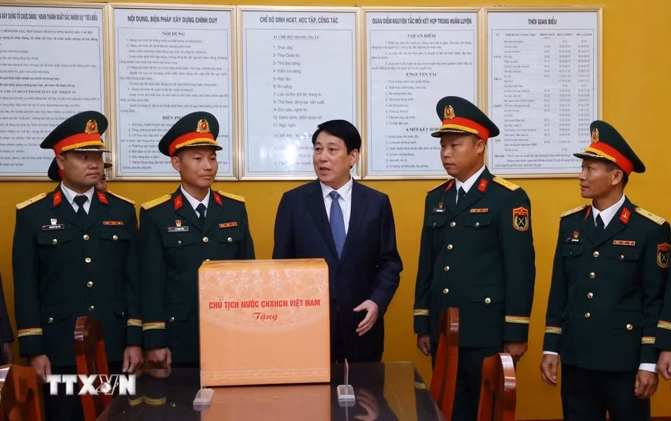 Chủ tịch nước Lương Cường tặng quà cán bộ, chiến sĩ Lữ đoàn 241, Quân đoàn 12. (Ảnh: Lâm Khánh TTXVN)