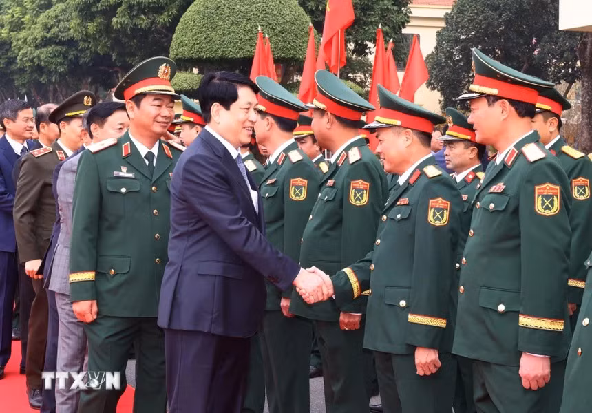 Chủ tịch nước Lương Cường với lãnh đạo, cán bộ Quân đoàn 12. (Ảnh: Lâm Khánh TTXVN)