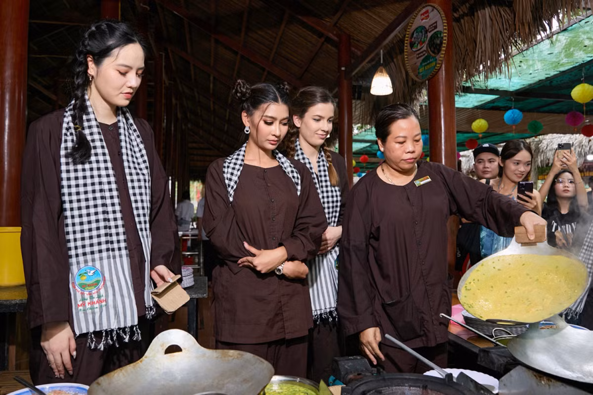 Các người đẹp còn được học cách làm bánh xèo miền Tây.