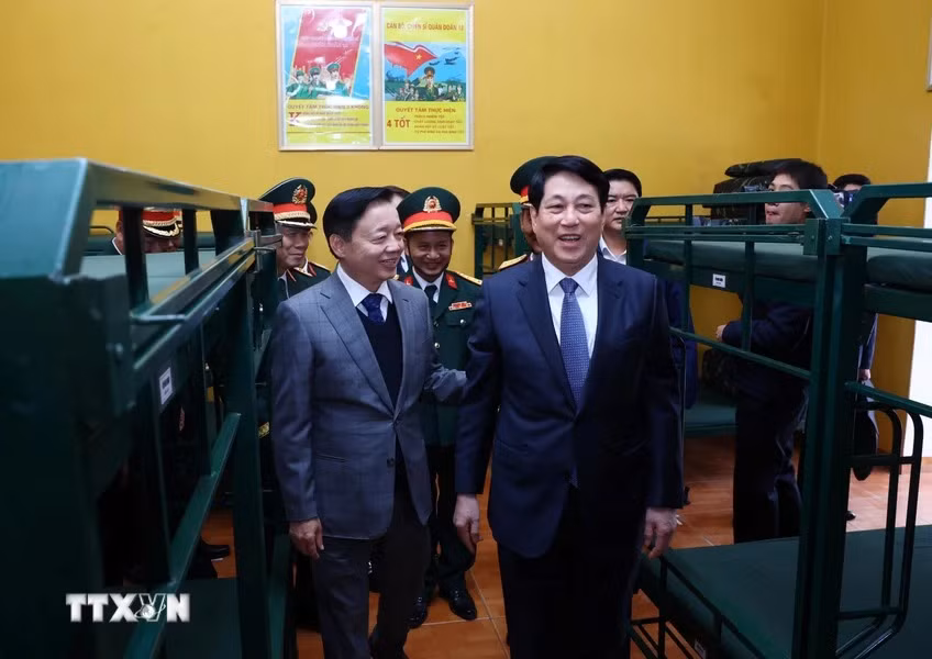 Chủ tịch nước Lương Cường kiểm tra nơi ở của cán bộ, chiến sĩ Lữ đoàn 241, Quân đoàn 12. (Ảnh: Lâm Khánh TTXVN)