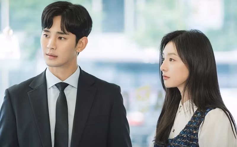 Khán giả không hài lòng vì chỉ có Kim Soo Hyun được đề cử Baeksang còn Kim Ji Won lại không.