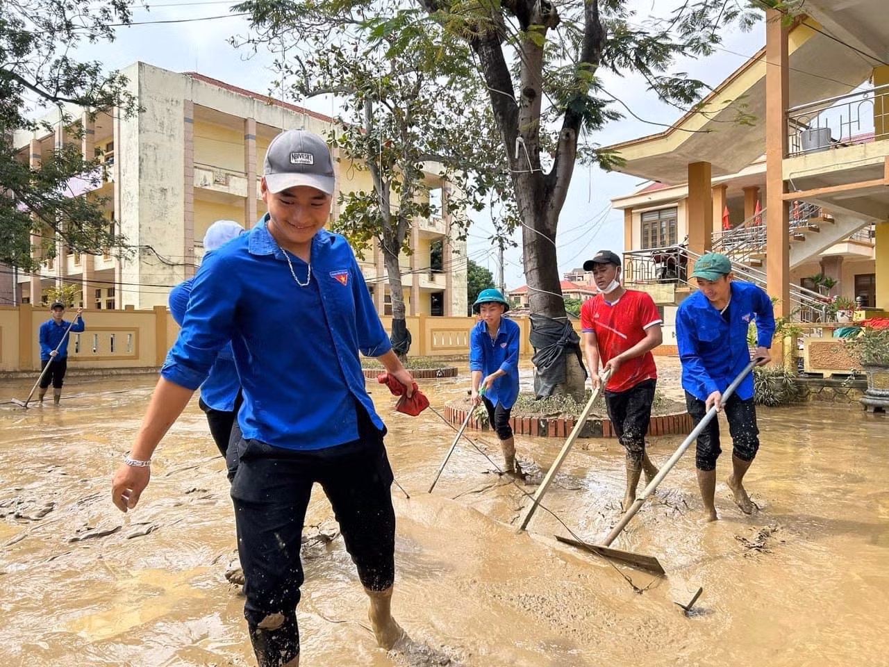 Tỉnh Đoàn Quảng Bình cũng đã huy động hàng chục nghìn lượt đoàn viên, thanh niên tham gia cứu hộ, cứu trợ và dọn lụt trong đợt lũ lụt vừa qua.