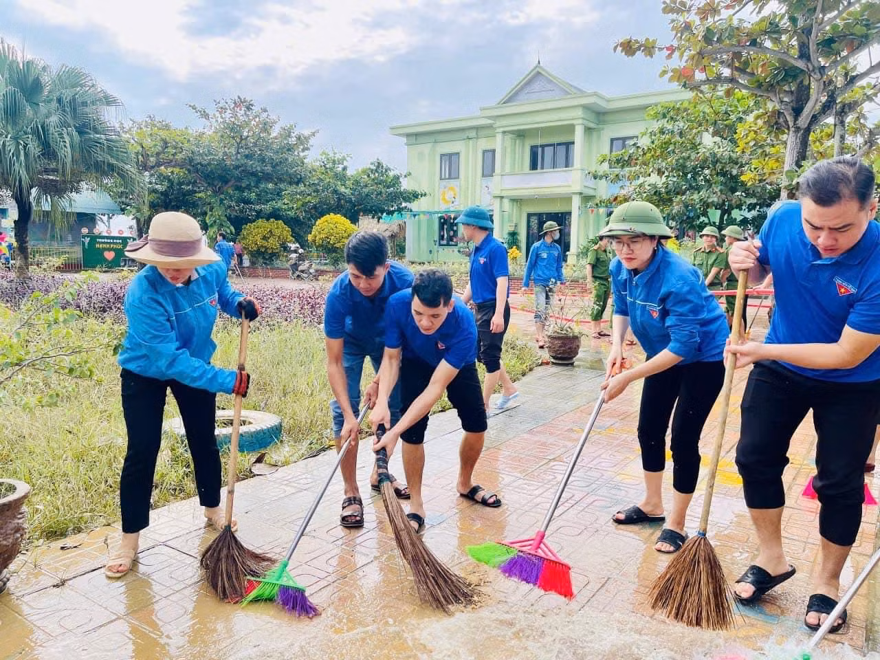 Tỉnh Đoàn Quảng Bình cũng đã huy động hàng chục nghìn lượt đoàn viên, thanh niên tham gia cứu hộ, cứu trợ và dọn lụt trong đợt lũ lụt vừa qua.