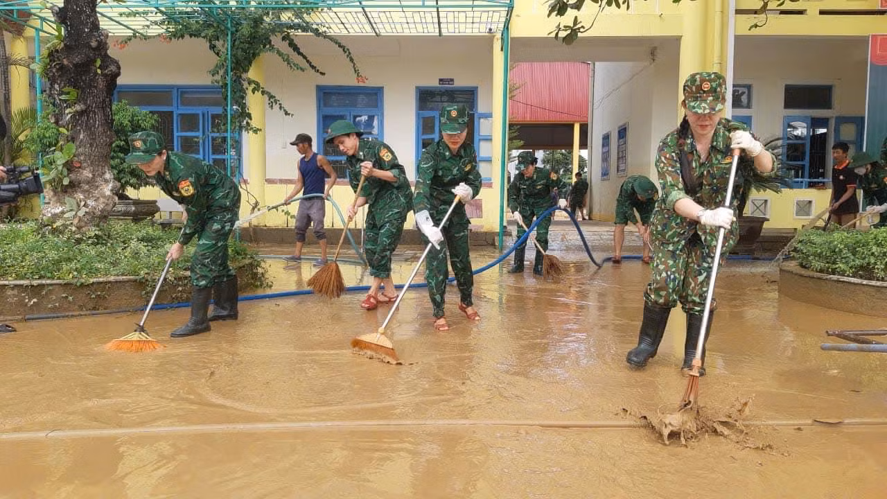 Tỉnh Quảng Bình đã huy động hàng nghìn lượt cán bộ, chiến sỹ quân đội, công an tham gia dọn bùn non. Trước mắt ưu tiên dọn lụt ở các trường học và công sở.