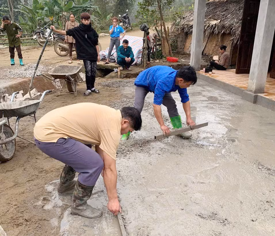 Nhiều đoàn viên như những thợ xây lành nghề, giúp các hộ nghèo xây dựng những ngôi nhà mới.