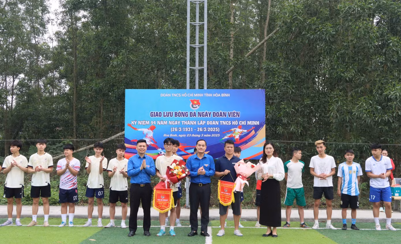 Trong khuôn khổ chương trình, còn diễn ra giao lưu bóng đá giữa các cơ sở đoàn của huyện Lương Sơn, tỉnh Hòa Bình.