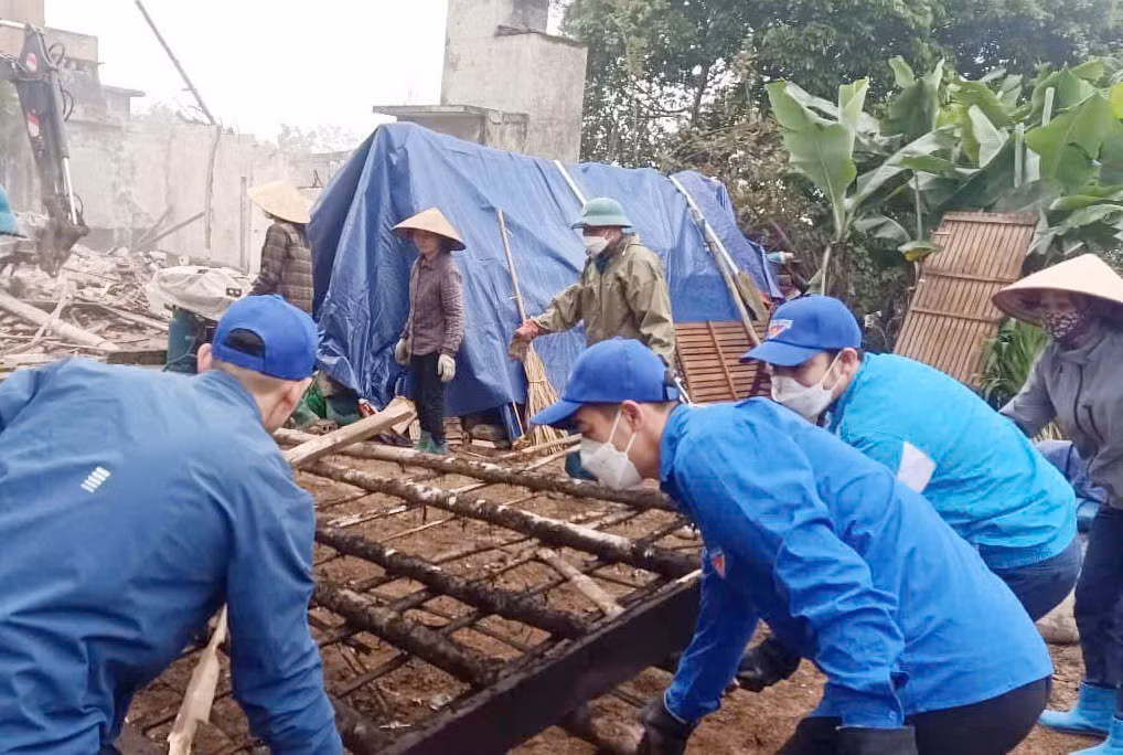 Không quản nắng mưa, các đoàn viên thanh niên tỉnh Phú Thọ tranh thủ thời gian phối hợp với các lực lượng hỗ trợ các gia đình tháo dỡ nhà cũ dột nát.