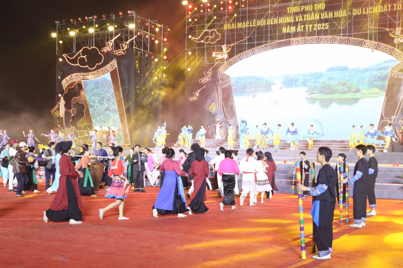 Tiết mục nghệ thuật tôn vinh giá trị văn hóa dân tộc.