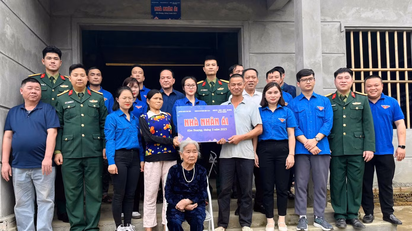 Thực hiện chiến dịch xóa nhà tạm, nhà dột nát, Tỉnh Đoàn Phú Thọ huy động hơn 2.000 đoàn viên thanh niên tham gia xây mới, sửa chữa hơn 1.000 nhà ở, giúp người dân nghèo an cư, yên tâm lao động, sản xuất vươn lên thoát nghèo.