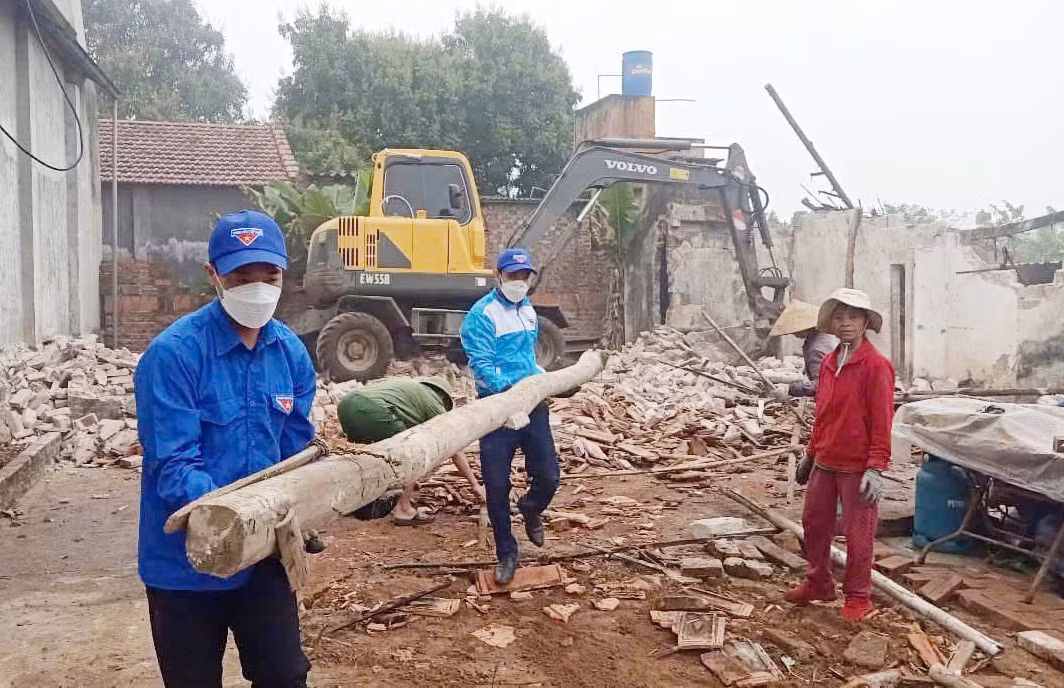 Từ sự hỗ trợ tháo dỡ nhà cũ của đoàn viên, chủ nhà có mặt bằng xây dựng sớm hoàn thành ngôi nhà mới kiên cố.