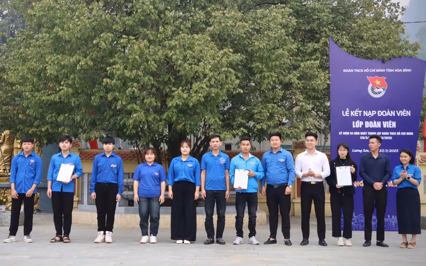 Ban Thường vụ Tỉnh Đoàn Hòa Bình trao quyết định thành lập chi đoàn cho 3 doanh nghiệp ngoài khu vực nhà nước ở huyện Lương Sơn.