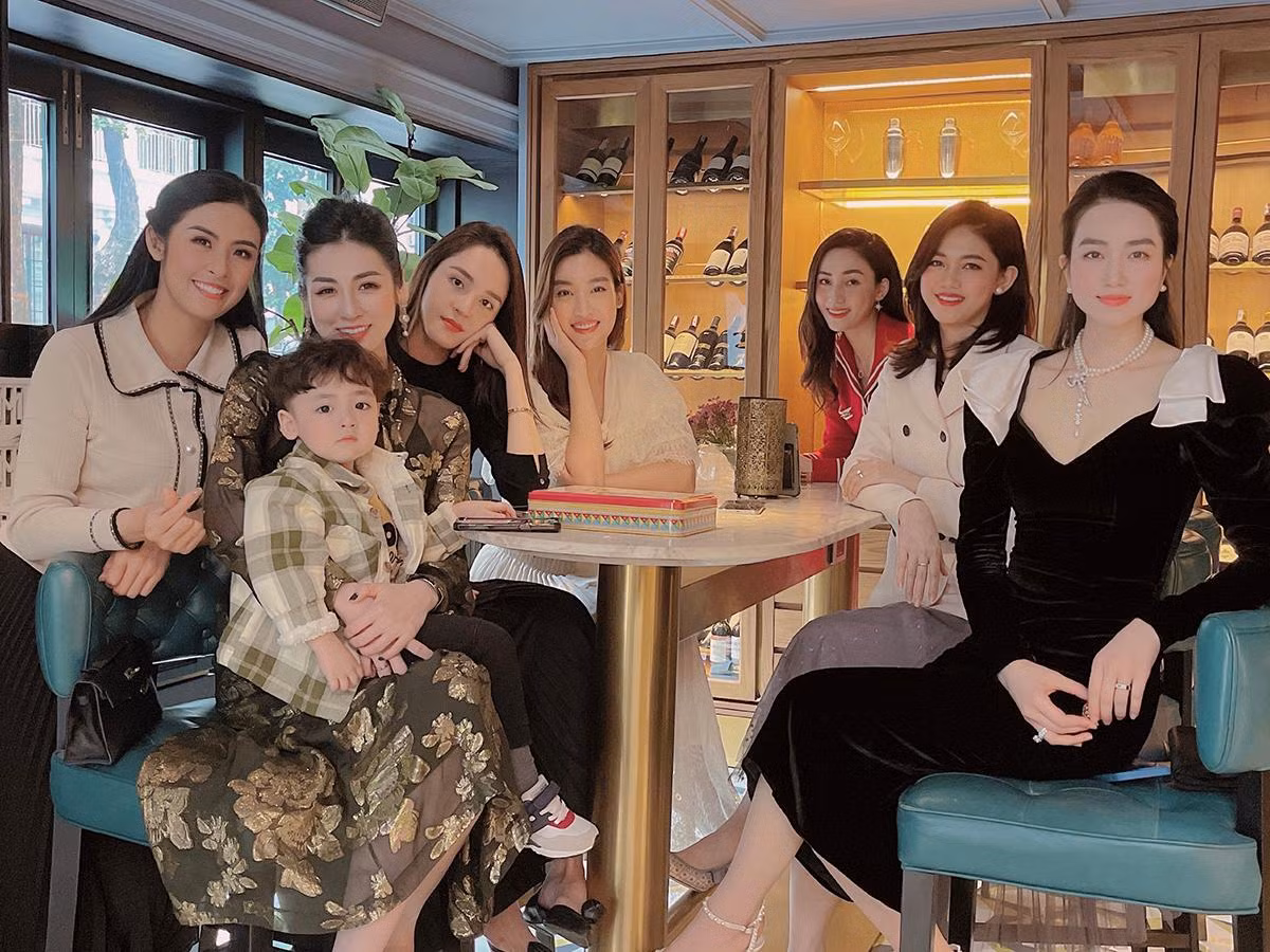 Hoa hậu Đỗ Mỹ Linh, Hoa hậu Ngọc Hân, Á hậu Thanh Tú, Á hậu Trà My, Á hậu Tú Anh, Á hậu Hoàng Anh, người đẹp Lan Hương lên đồ sành điệu mỗi dịp “hẹn hò”.