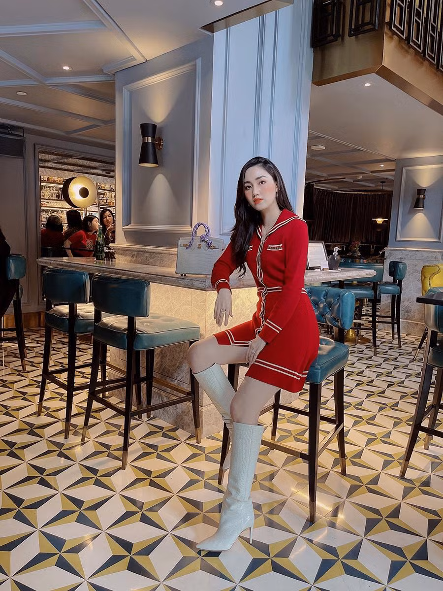 Á hậu Hoàn vũ Việt Nam 2015 ngày càng trẻ trung, xinh đẹp.