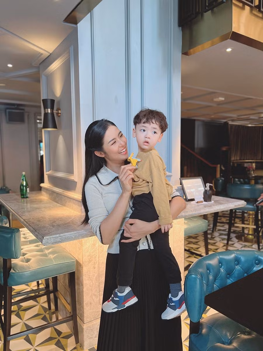 Khoảnh khắc đáng yêu của Hoa hậu Ngọc Hân và bé Kem- con trai Á hậu Tú Anh.