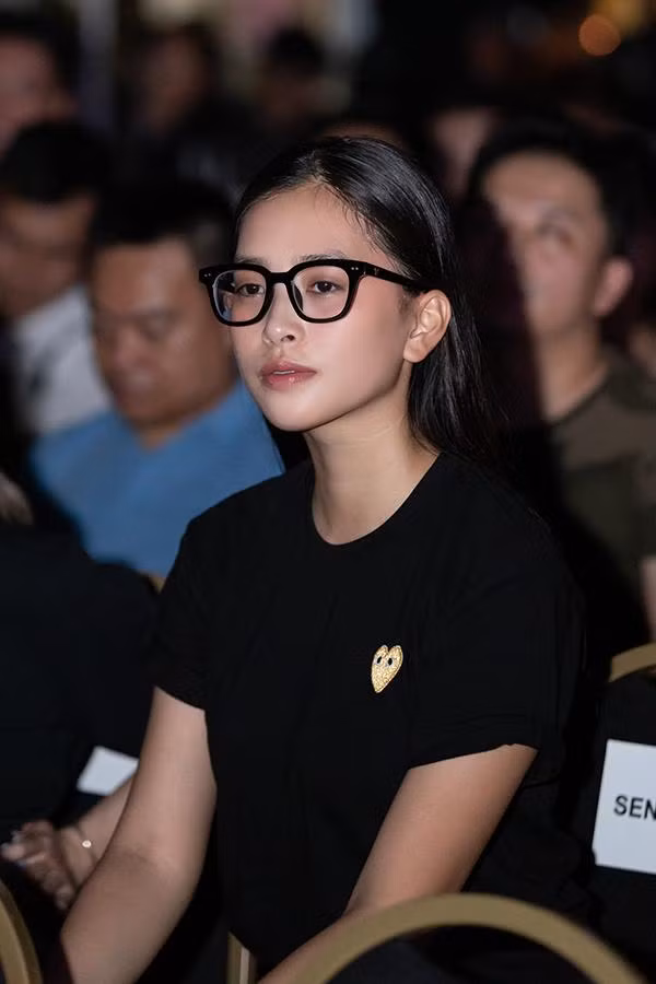 Thậm chí, Tiểu Vy tự tin để mặt mộc khi xuất hiện trước truyền thông, công chúng.