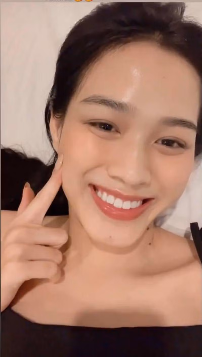 Đăng tải hình ảnh gương mặt không phấn son, chụp cam thường trên Instagram cá nhân, Đỗ Thị Hà khoe cận làn da căng bóng, mịn màng với lỗ chân lông rất nhỏ.