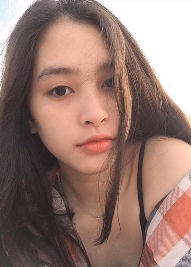 Tiểu Vy cũng tích cực để mặt mộc. Ở góc máy nào, nàng Hậu cũng đẹp xao xuyến.
