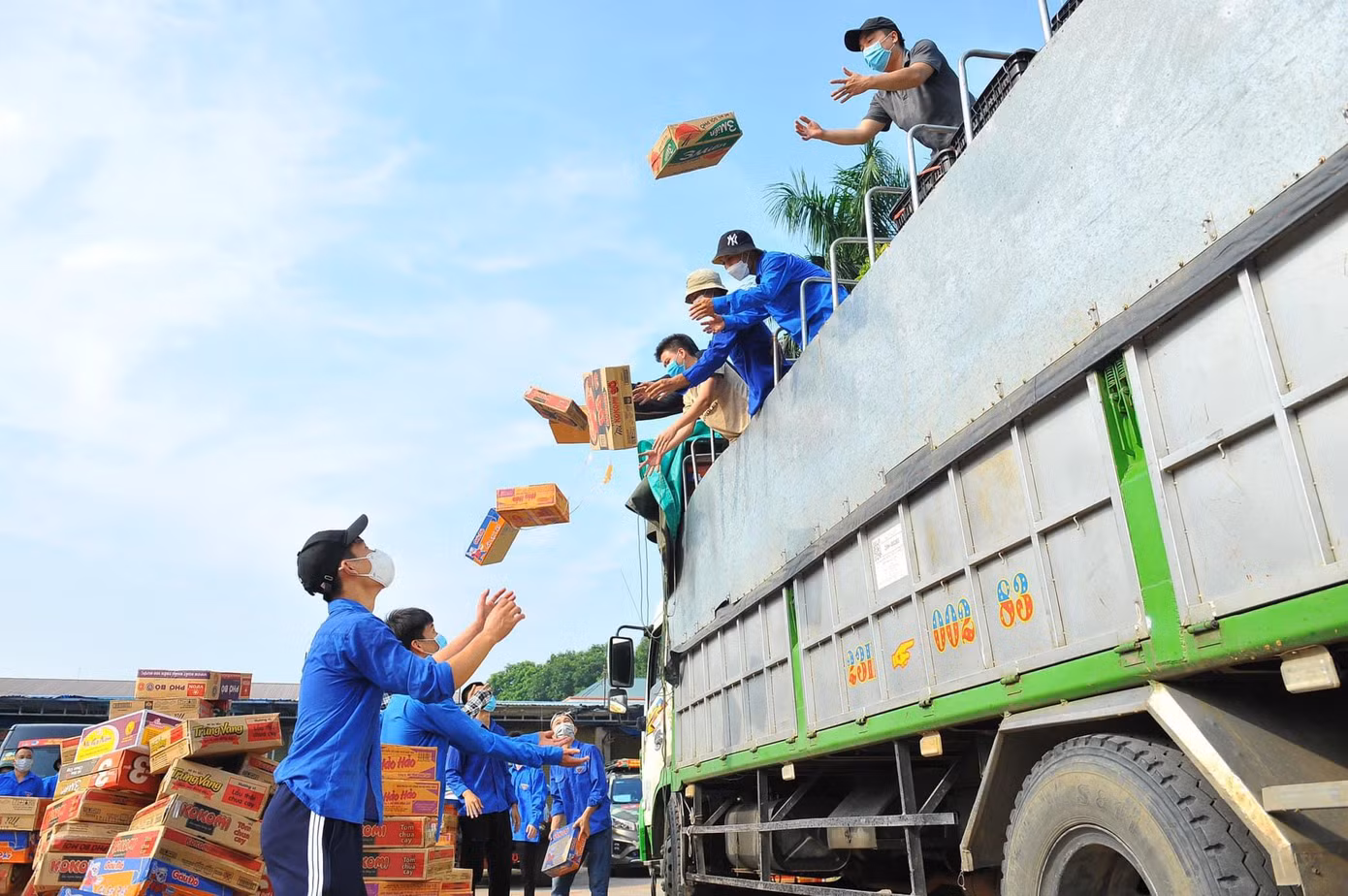 Các tình nguyện viên tích cực bốc dỡ hàng chục tấn nhu yếu phẩm từ Tình Đoàn Hà Giang gửi tặng