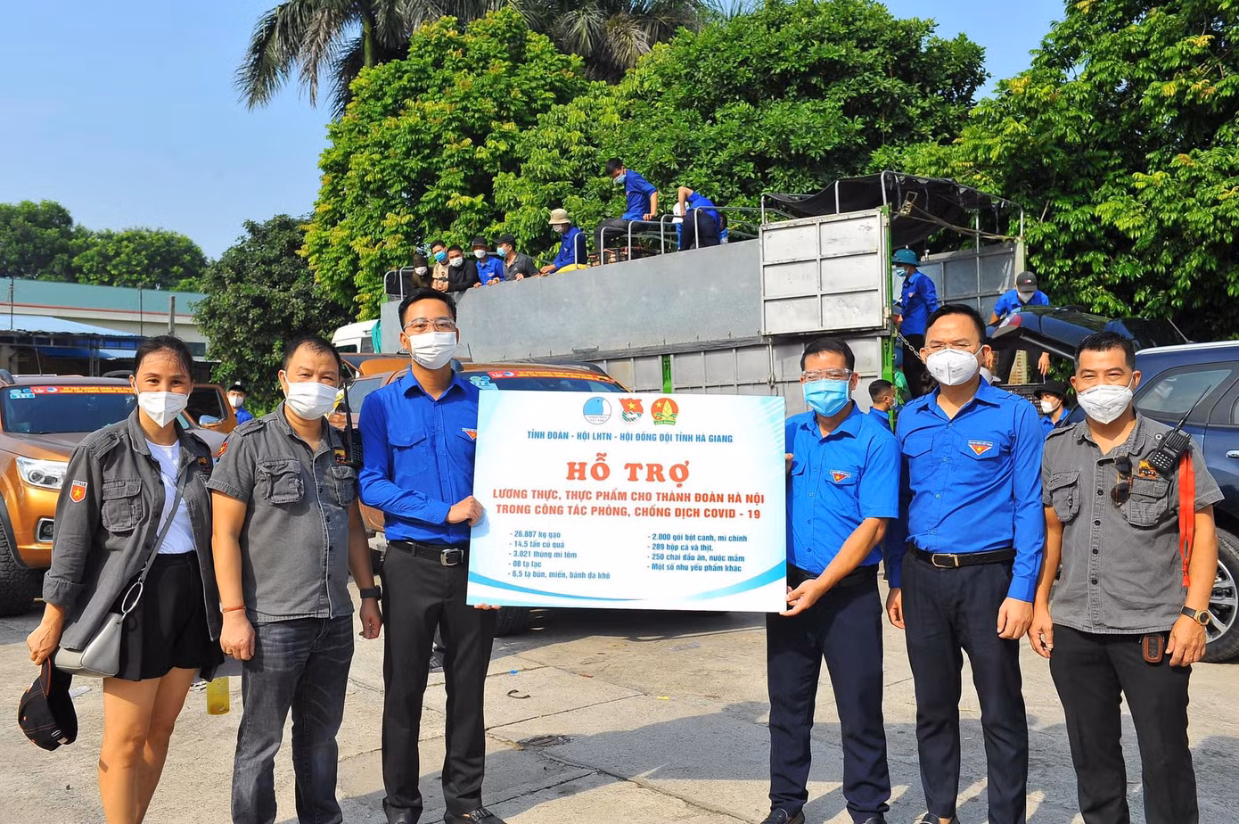 Phó Bí thư Thường trực Thành đoàn, Chủ tịch Hội LHTN TP. Hà Nội Nguyễn Đức Tiến đón nhận nhu yếu phẩm hỗ trợ từ tuổi trẻ Hà Giang