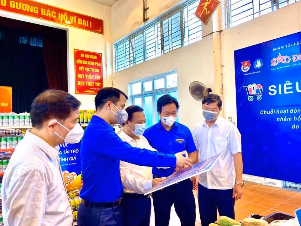 Bí thư T.Ư Đoàn Ngô Văn Cương (thứ 2, từ phải sang) xem menu các sản phẩm tại Siêu thị 0 đồng