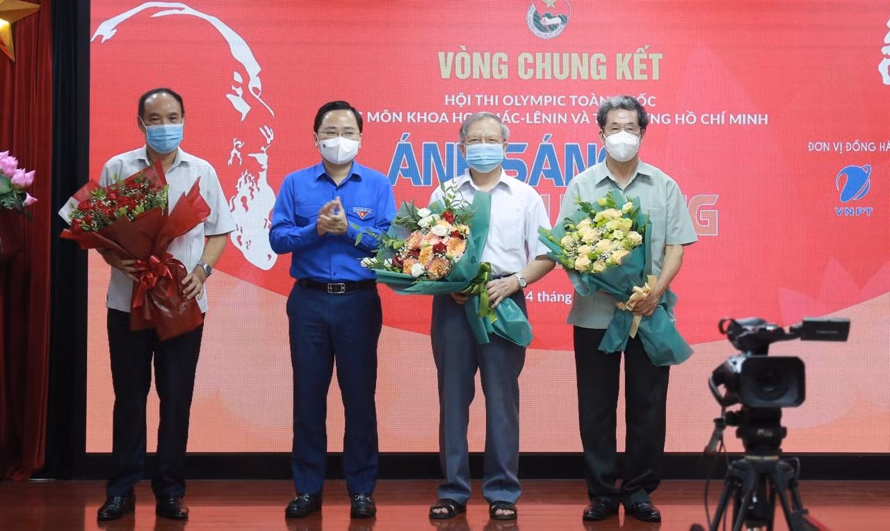 Anh Nguyễn Anh Tuấn, Ủy viên T.Ư Đảng, Bí thư thứ nhất T.Ư Đoàn tặng hoa cho Ban Giám khảo Hội thi. Ảnh: Bảo Anh