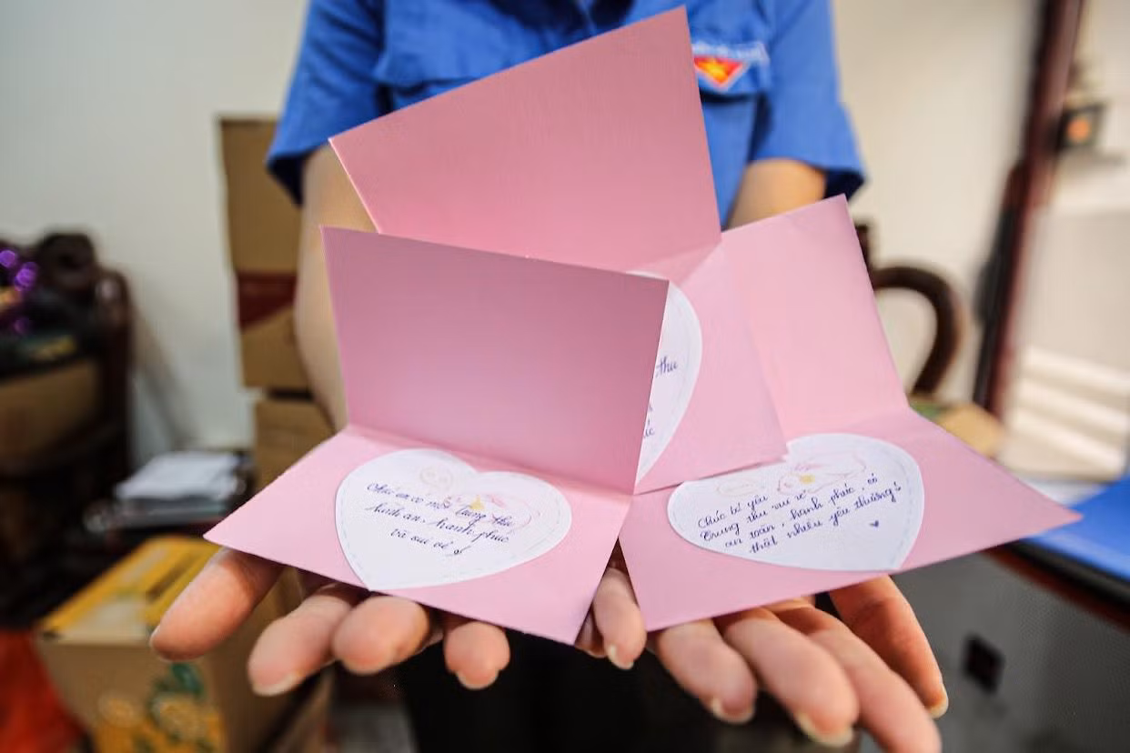 Những tấm thiệp, kèm lời chúc siêu dễ thương được anh chị cán bộ Đoàn viết gửi đến các em nhỏ