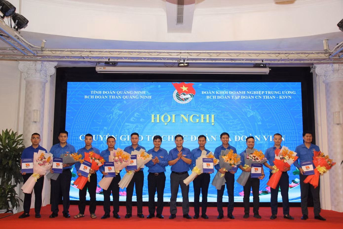 Trao quyết định tiếp nhận 10 cơ sở Đoàn về sinh hoạt tại Đoàn Thanh niên TKV