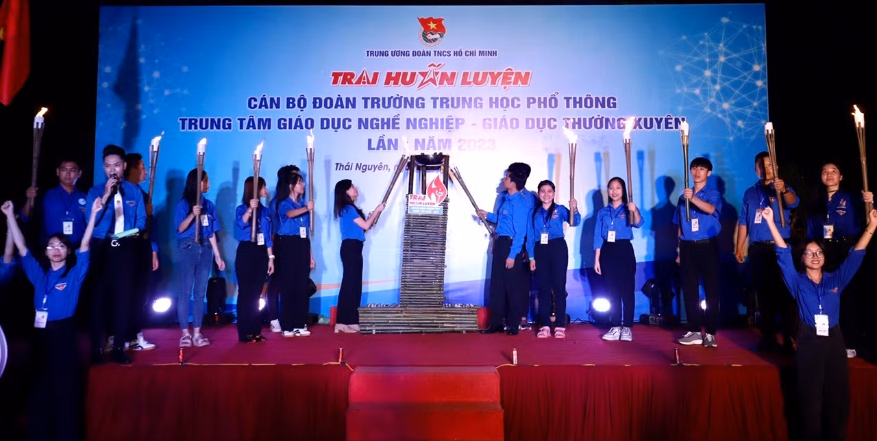 Các đại biểu thực hiện nghi thức khai mạc Trại huấn luyện