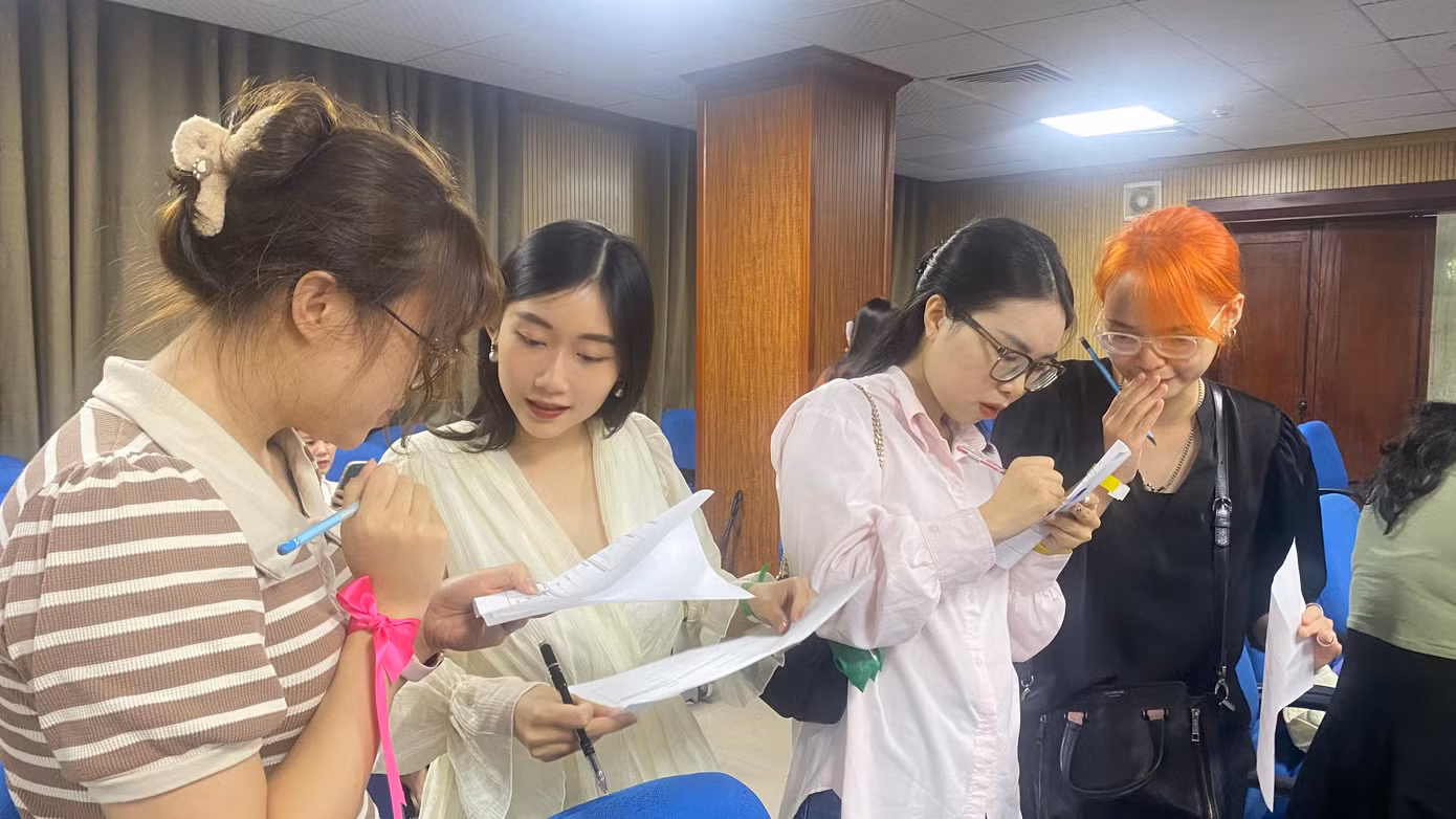 Các bạn trẻ tham gia trò chơi kết nối với nhiều phần thưởng hấp dẫn tại chương trình