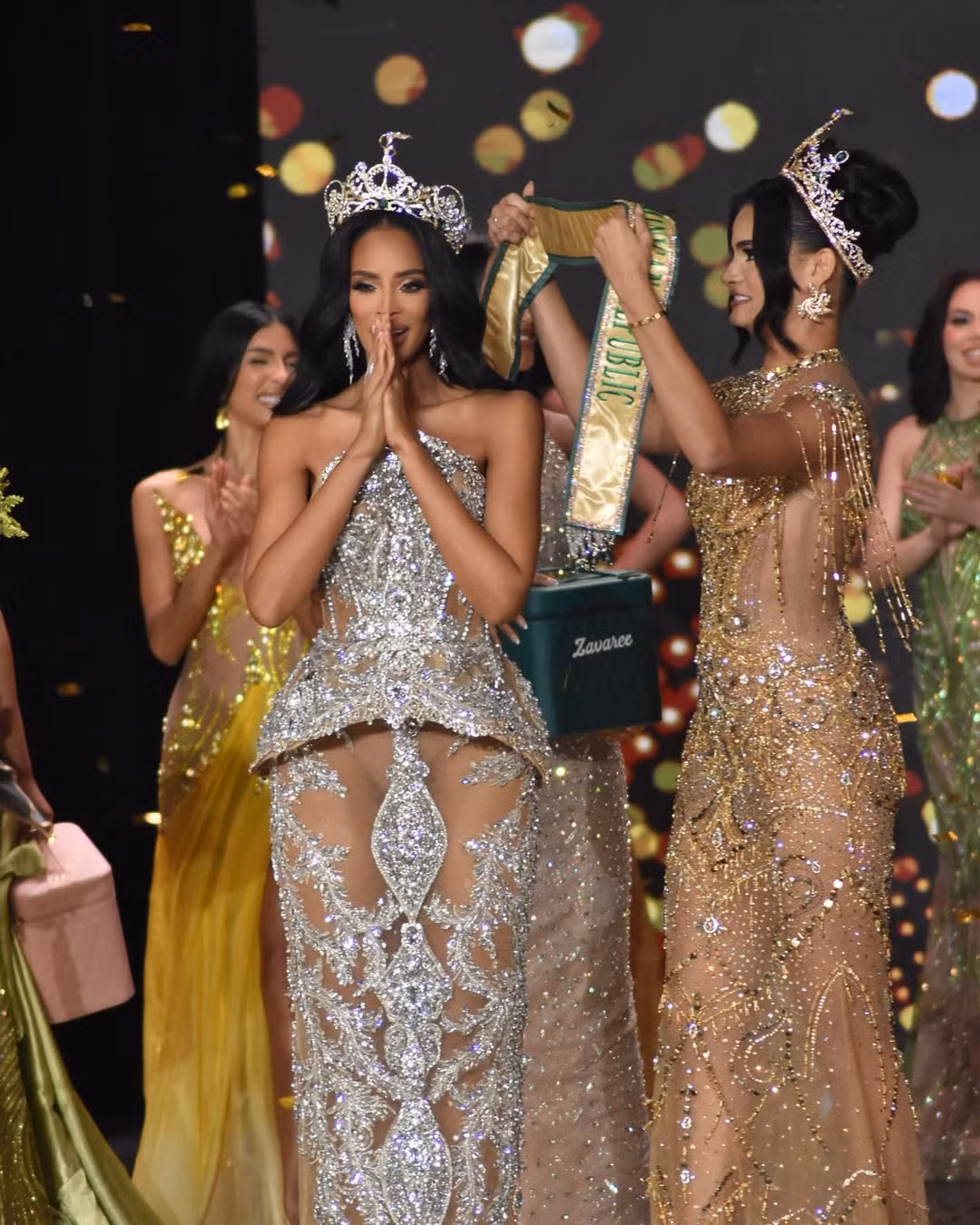 Sau chung kết, mẫu đầm dạ hội Madeline Mejía mặc khi đăng quang trở thành chủ đề bàn tán trên mạng xã hội. Bộ váy được đính đá cầu kỳ trên nền vải xuyên thấu. Tuy nhiên ở nhiều khoảnh khắc, Madeline Mejía để lộ nội y khiến cô bị nhiều người chê phản cảm, kém duyên.