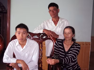 Thủ khoa hai trường Nguyễn Minh Văn và bố mẹ