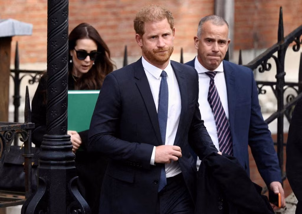 Hoàng tử Harry trở lại Anh sau một tháng để tham gia vụ kiện chống lại Mirror Group Newspapers. Ảnh: Reuters.