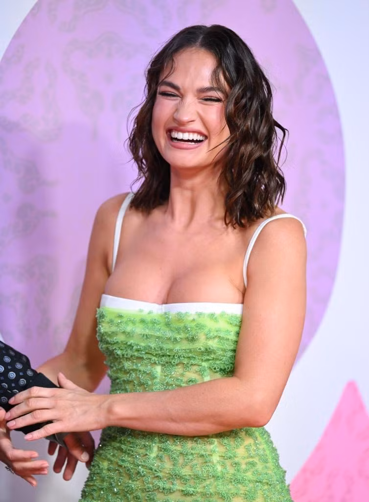Lily James quyến rũ trong buổi ra mắt phim What's Love Got To Do With It? tại Vương quốc Anh. Ảnh: WireImage.