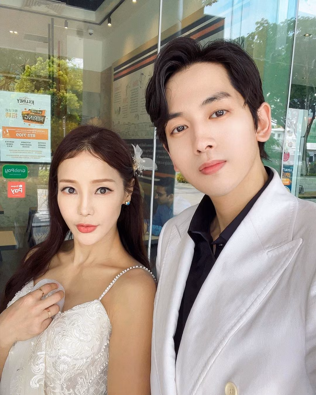 Nữ ca sĩ kiêm vũ công cũng gây chú ý sau khi công bố kết hôn với Ryu Philip, nam ca sĩ kém 17 tuổi. Họ không có con chung, thay vào đó cùng nhau nuôi thú cưng.