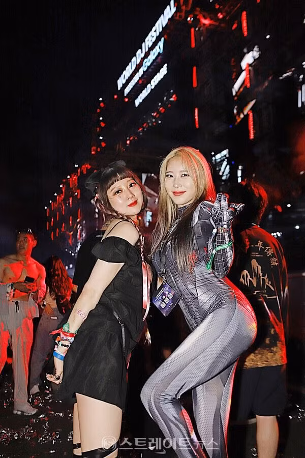 Khán giả cosplay khi tham dự lễ hội. Trang phục thường theo phong cách gợi cảm và khiêu khích. Ảnh: Koreaboo.