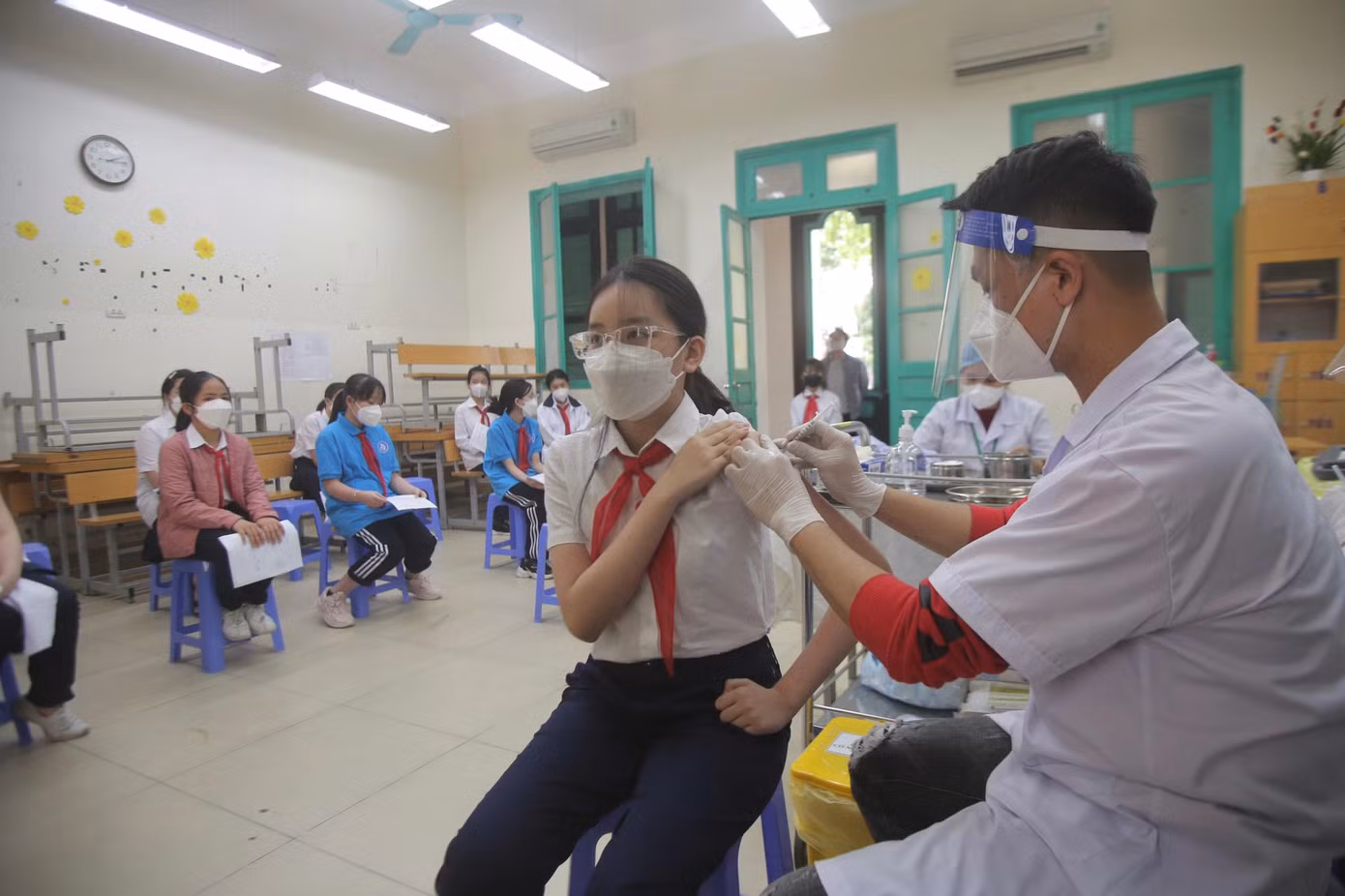 Học sinh Hà Nội tiêm vắc xin COVID-19. Ảnh: PV