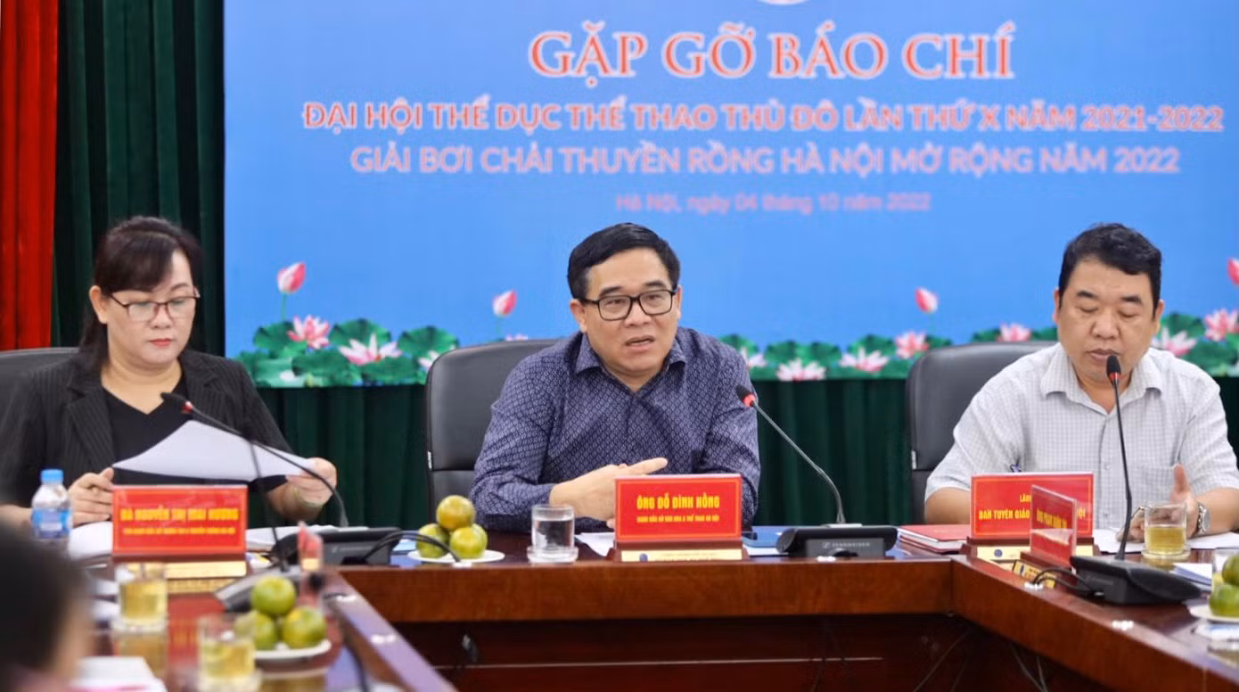 Giám đốc Sở VH&amp;TT Hà Nội Đỗ Đình Hồng trao đổi thông tin với các cơ quan báo chí. Ảnh: PV