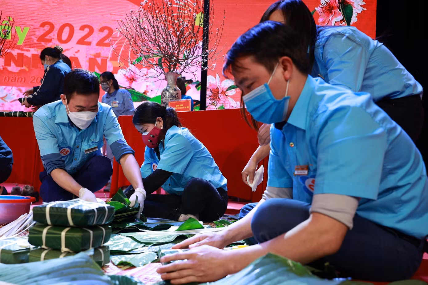 Công nhân, người lao động thi gói bánh chưng trong khuôn khổ chương trình. Ảnh: PV