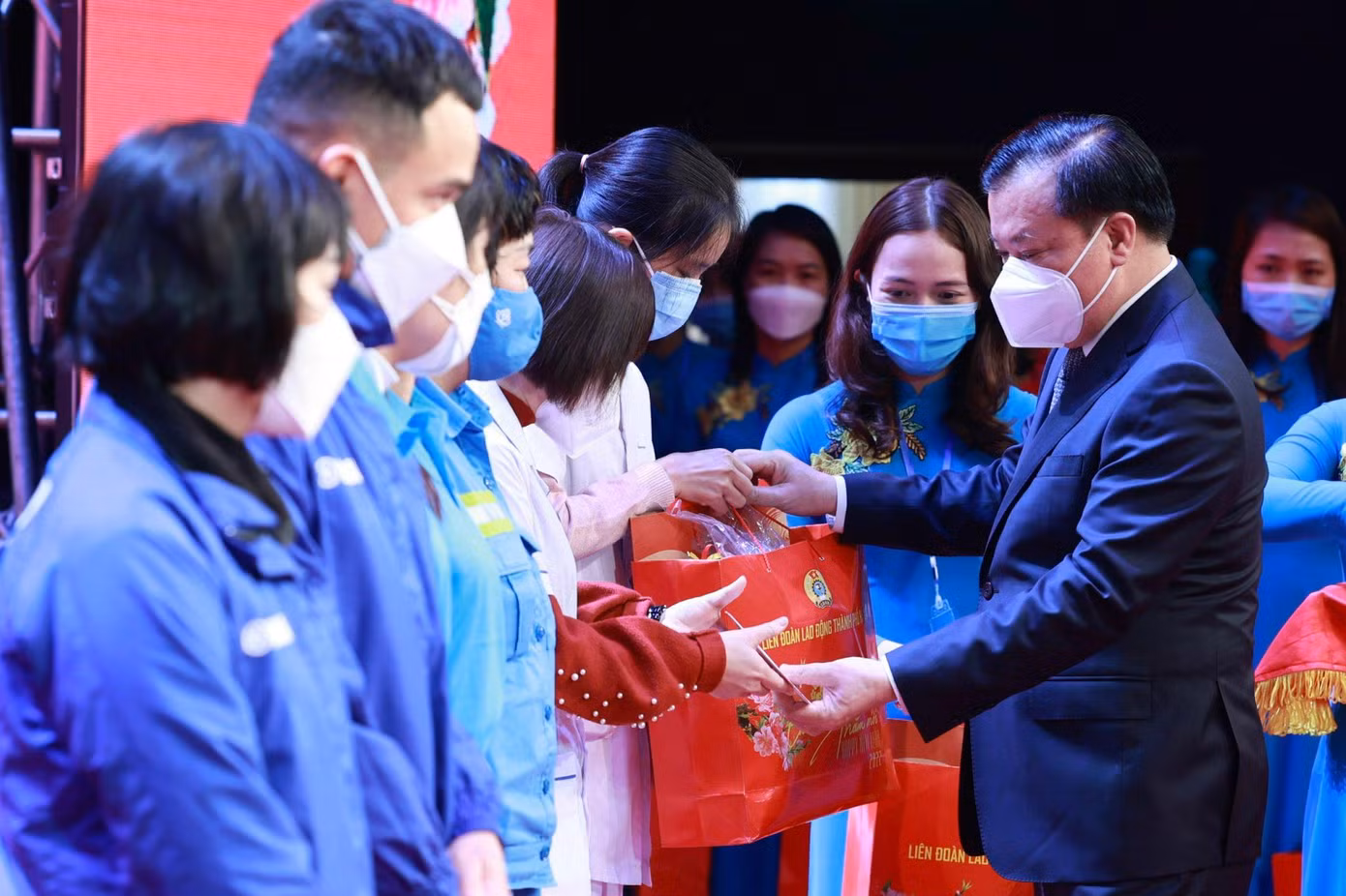 Bí thư Thành uỷ Hà Nội Đinh Tiến Dũng tặng quà cho công nhân, người lao động. Ảnh: PV